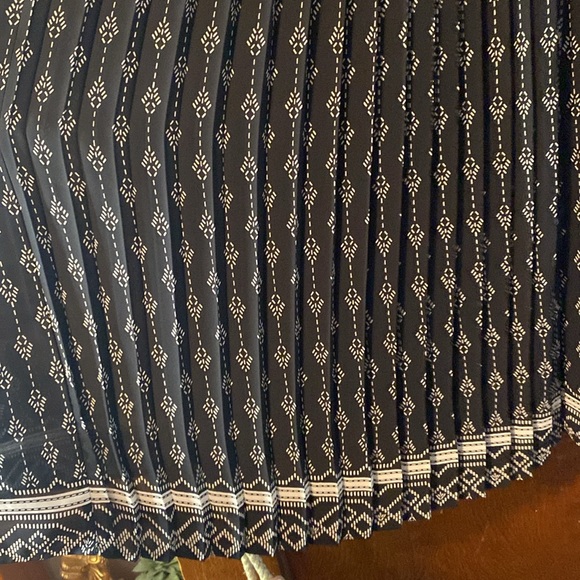 Stunning DR2 black crochet lace long sleeve dress with pleats down back 😍😍 - Picture 13 of 14